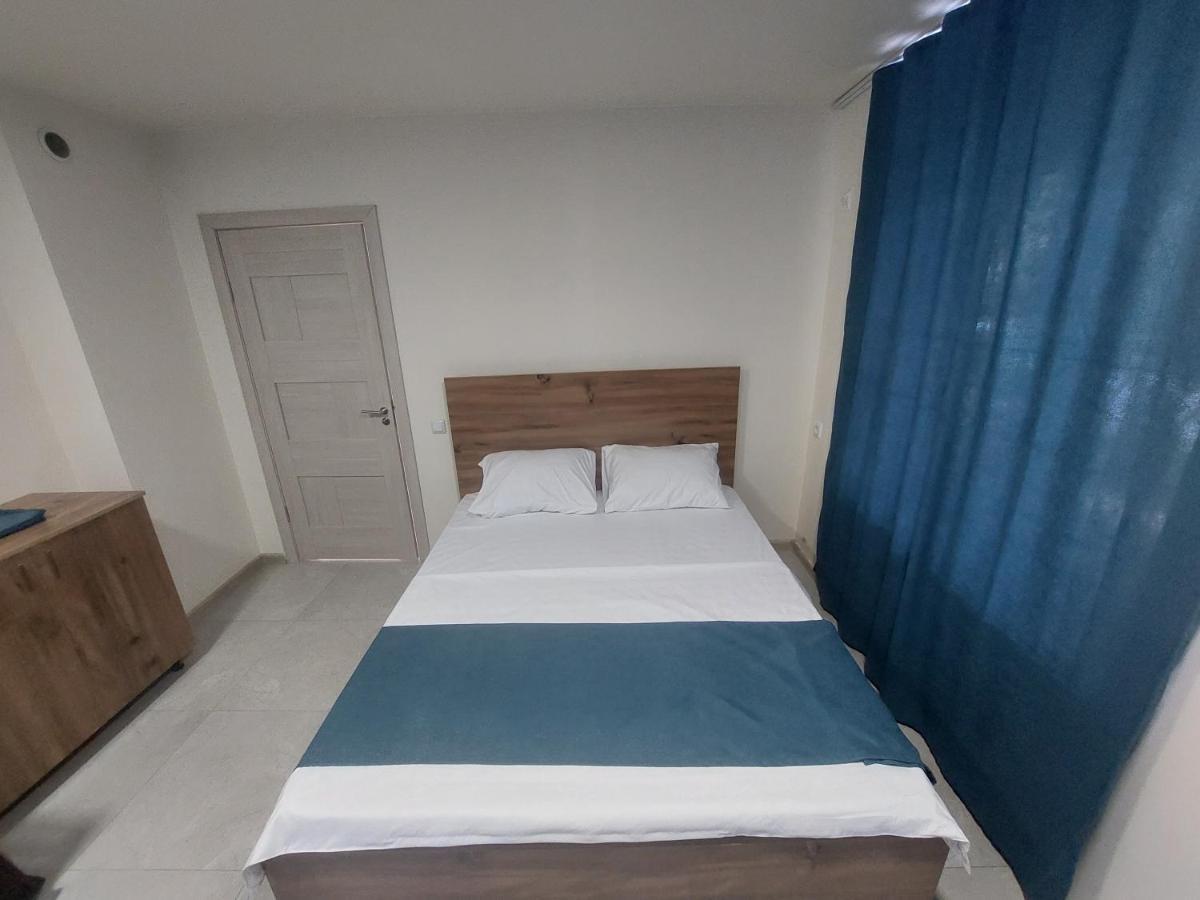 Favorit Hotel-Hostel Jerevan Buitenkant foto