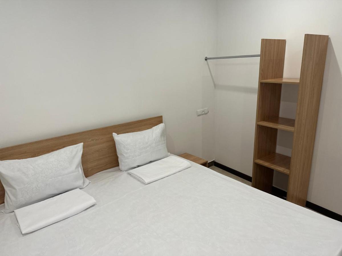 Favorit Hotel-Hostel Jerevan Buitenkant foto