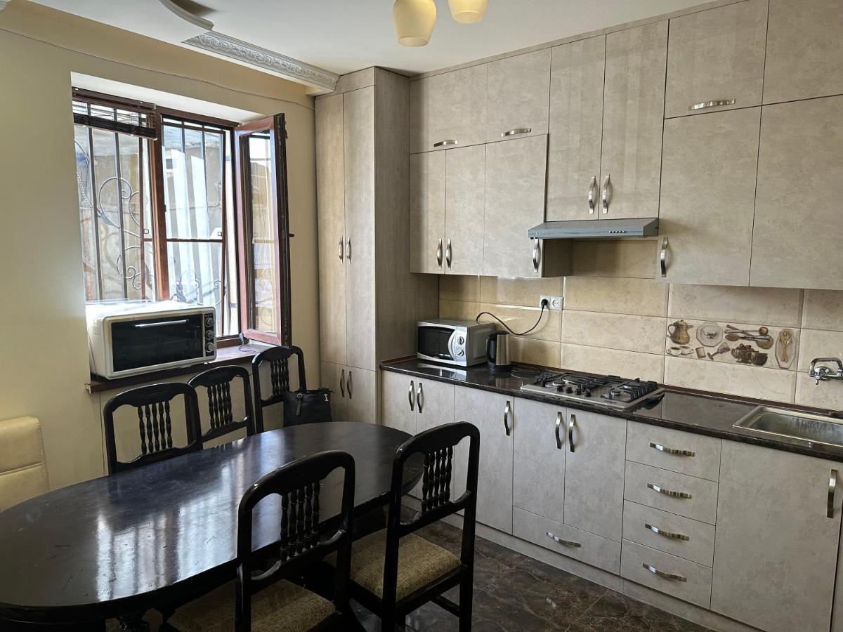 Favorit Hotel-Hostel Jerevan Buitenkant foto