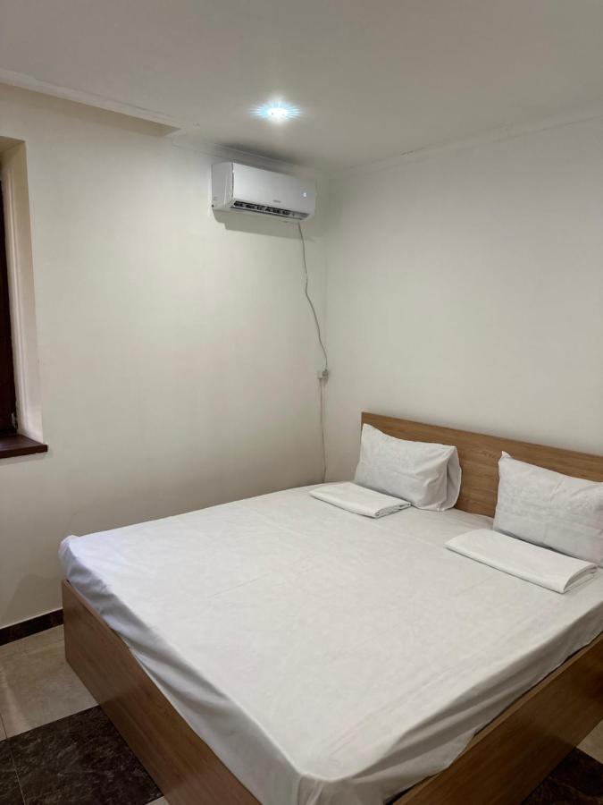 Favorit Hotel-Hostel Jerevan Buitenkant foto