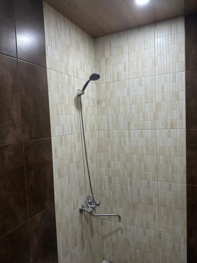 Favorit Hotel-Hostel Jerevan Buitenkant foto
