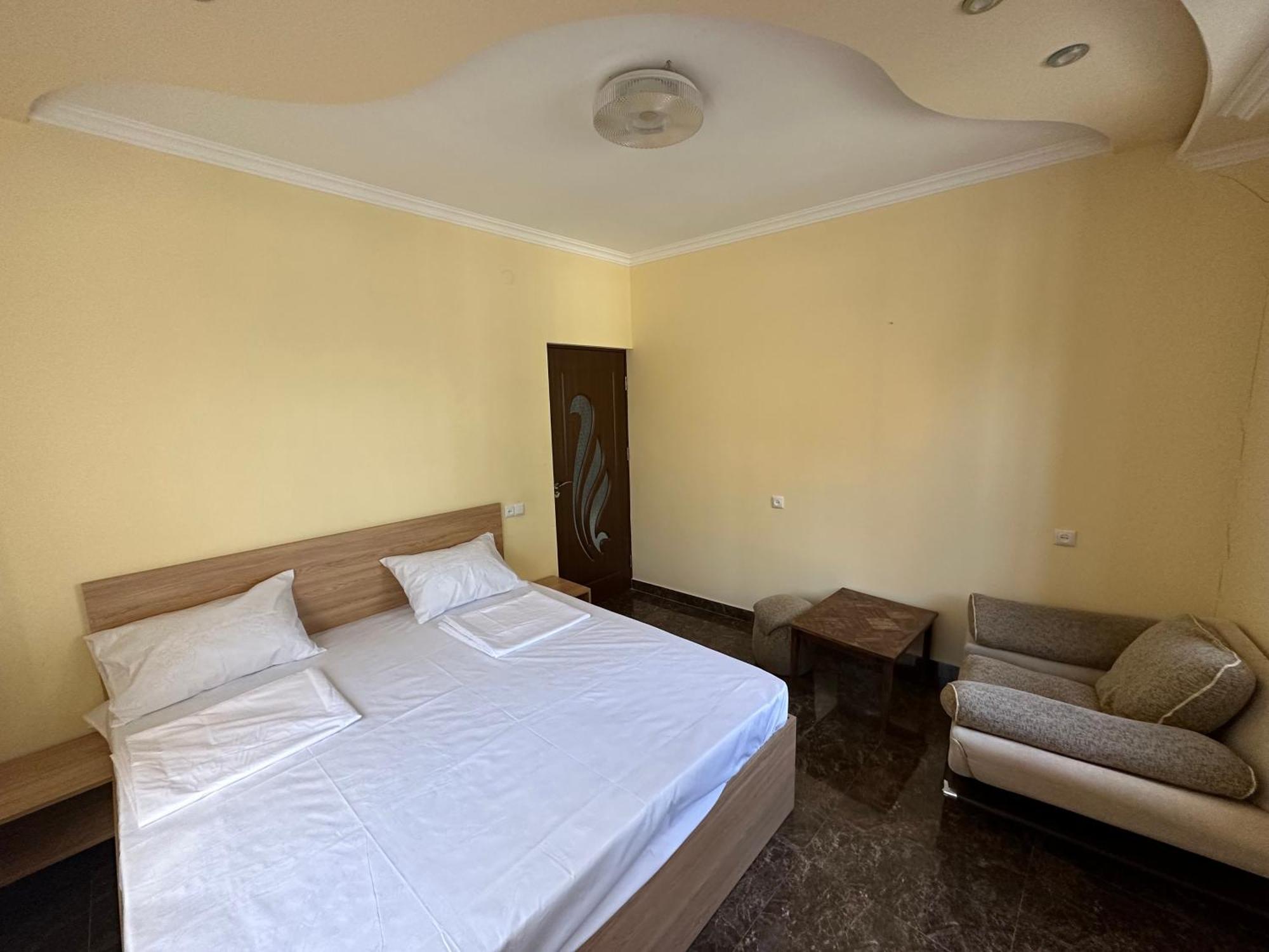 Favorit Hotel-Hostel Jerevan Buitenkant foto